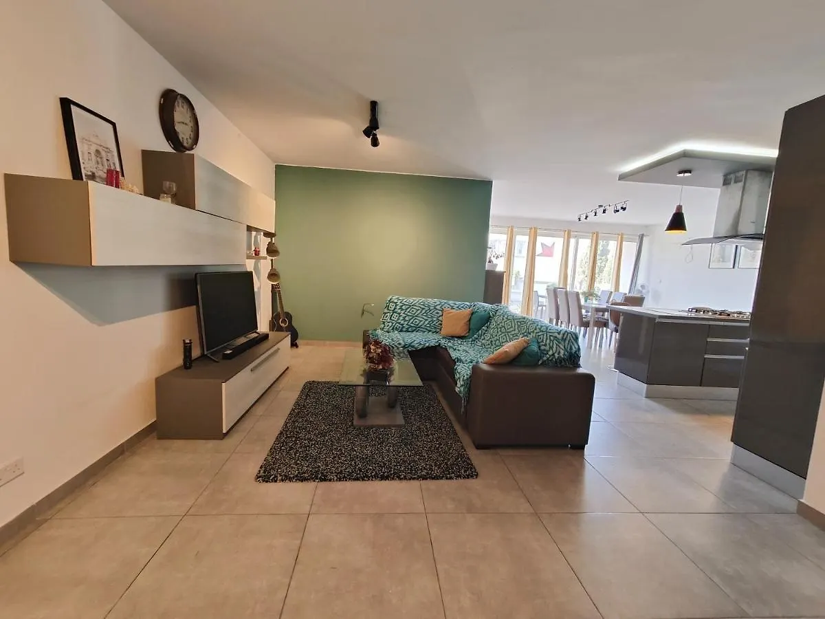 Large Central Apartment Near Valletta & Seafront Pieta Guest house